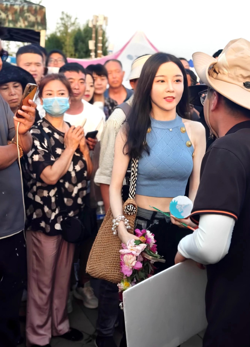我绝对没有那么丑!惠子第三视角照片刷屏,感觉自己被“霸凌”了(图4) 我绝对没有那么丑!惠子第三视角照片刷屏,感觉自己被“霸凌”了(图4)