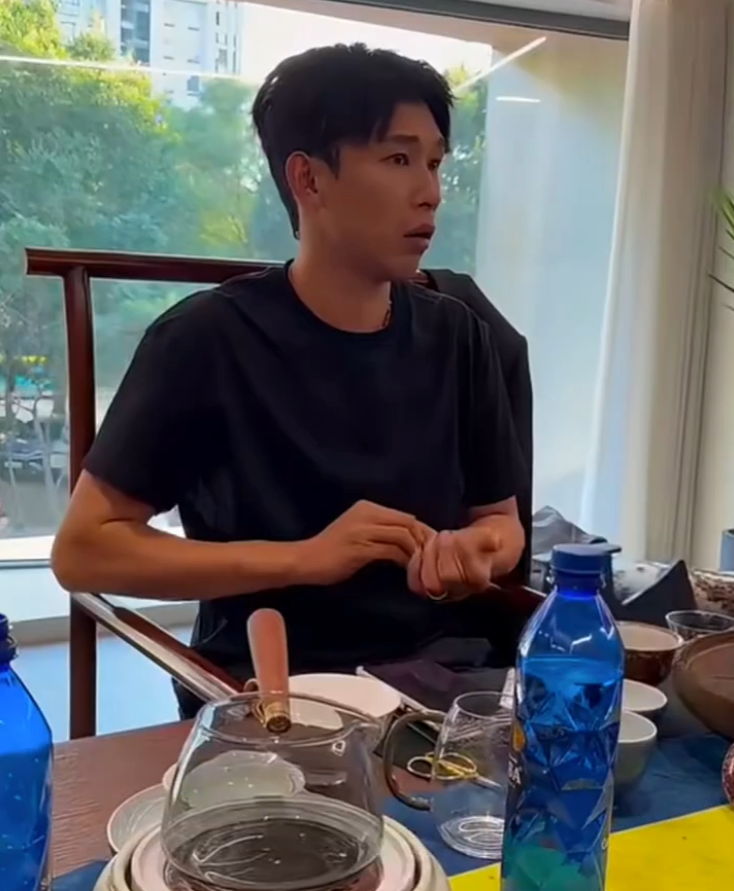 李舒克遇难借钱,圈内仅两人伸出援手,天佑急眼,放话起诉违约主播不留情!(图3) 李舒克遇难借钱,圈内仅两人伸出援手,天佑急眼,放话起诉违约主播不留情!(图3)