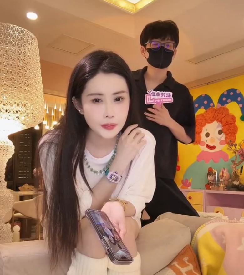 韦雪前男友KK要转型拍短剧了?一哥模仿铁岭小辉直播漏Niao,他就是纯“虎”(图3) 韦雪前男友KK要转型拍短剧了?一哥模仿铁岭小辉直播漏Niao,他就是纯“虎”(图3)
