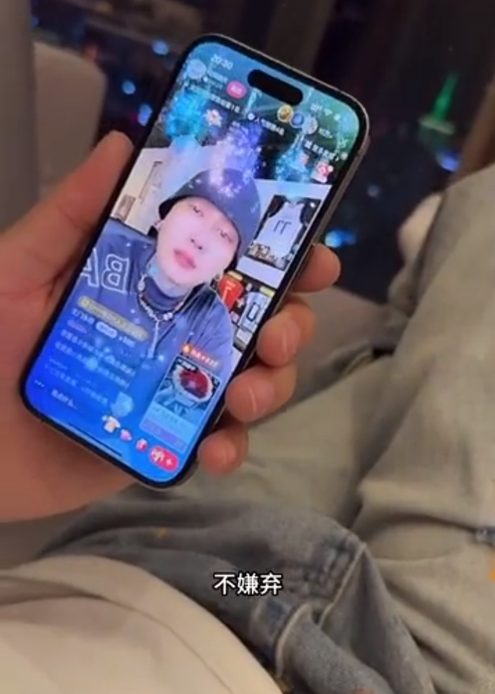 方丈回归首秀落泪,小号涨粉百万,天佑点评:哭三天粉丝破千万!(图3) 方丈回归首秀落泪,小号涨粉百万,天佑点评:哭三天粉丝破千万!(图3)