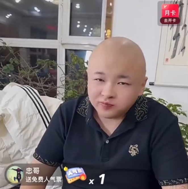 老狗后悔没签辛巴,要不就是第一宠物!辛巴称觉得二驴能回来(图1) 老狗后悔没签辛巴,要不就是第一宠物!辛巴称觉得二驴能回来(图1)