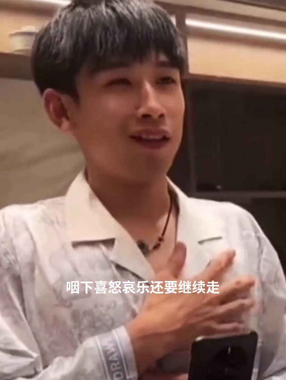 天佑醉酒深情唱歌,隔空示爱陈静莹?辛选排名前50主播,年入都在千万以上!(图1) 天佑醉酒深情唱歌,隔空示爱陈静莹?辛选排名前50主播,年入都在千万以上!(图1)