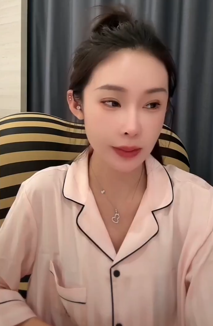 天佑醉酒深情唱歌,隔空示爱陈静莹?辛选排名前50主播,年入都在千万以上!(图3) 天佑醉酒深情唱歌,隔空示爱陈静莹?辛选排名前50主播,年入都在千万以上!(图3)