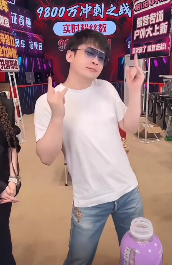 辛巴又双叒叕怒骂蛋蛋,粉丝:该哭了!内涵猫妹妹:差钱可以不给师父(图2) 辛巴又双叒叕怒骂蛋蛋,粉丝:该哭了!内涵猫妹妹:差钱可以不给师父(图2)