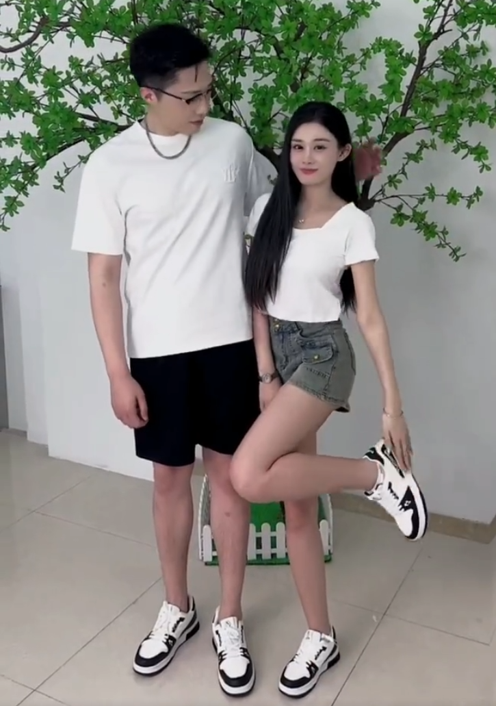 真的亲上了!刘二狗前妻与新男友直播亲亲,坐实不是剧本炒作卖货(图5) 真的亲上了!刘二狗前妻与新男友直播亲亲,坐实不是剧本炒作卖货(图5)
