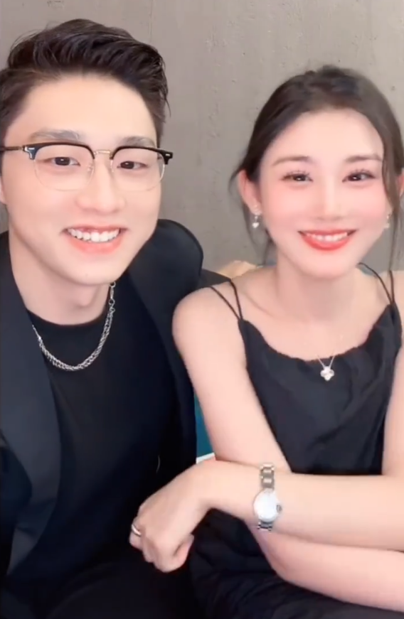 真的亲上了!刘二狗前妻与新男友直播亲亲,坐实不是剧本炒作卖货(图7) 真的亲上了!刘二狗前妻与新男友直播亲亲,坐实不是剧本炒作卖货(图7)