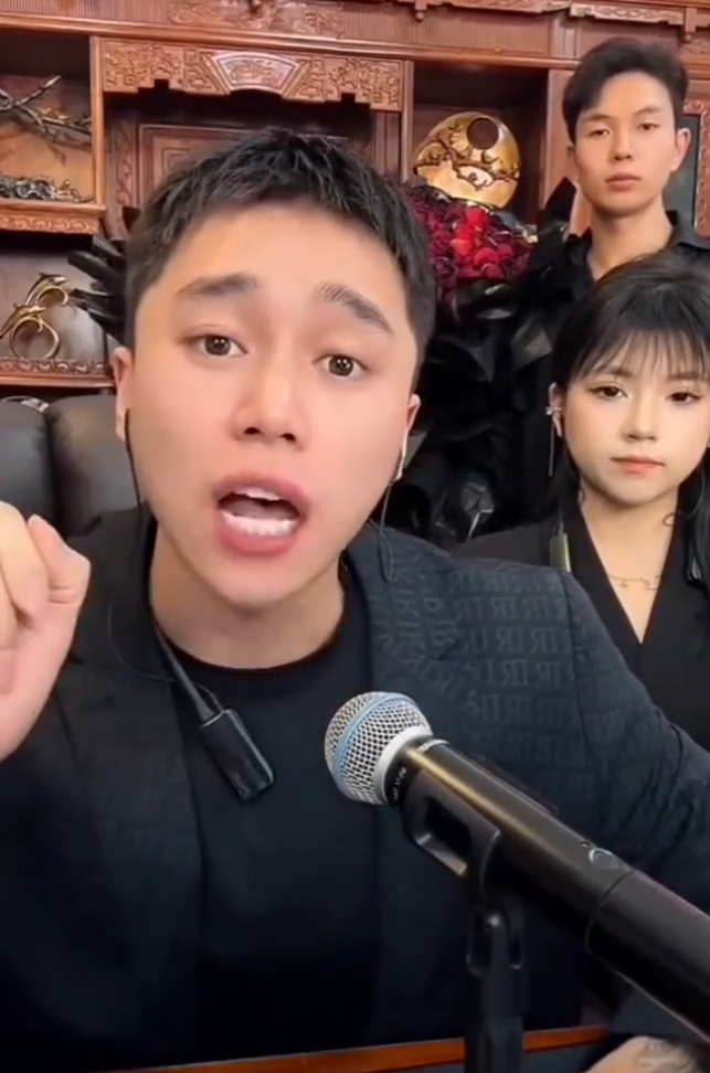 牌牌琦800万提法拉利FUV,驴家班合同都到期,跟官方没续约!(图2) 牌牌琦800万提法拉利FUV,驴家班合同都到期,跟官方没续约!(图2)