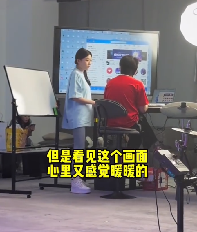 牌牌琦让小伊伊怀孕二胎后退网?大美玩吃鸡游戏声音被当成小学生(图1) 牌牌琦让小伊伊怀孕二胎后退网?大美玩吃鸡游戏声音被当成小学生(图1)