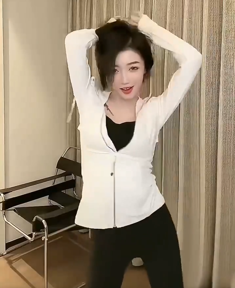 牌牌琦让小伊伊怀孕二胎后退网?大美玩吃鸡游戏声音被当成小学生(图2) 牌牌琦让小伊伊怀孕二胎后退网?大美玩吃鸡游戏声音被当成小学生(图2)