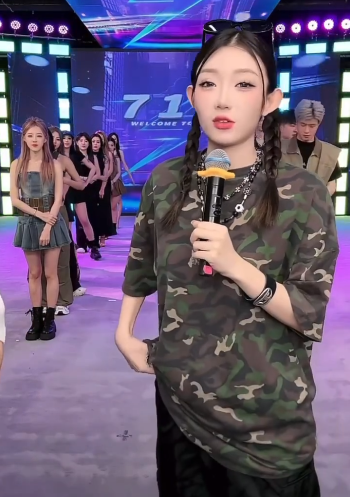 牌牌琦让小伊伊怀孕二胎后退网?大美玩吃鸡游戏声音被当成小学生(图3) 牌牌琦让小伊伊怀孕二胎后退网?大美玩吃鸡游戏声音被当成小学生(图3)