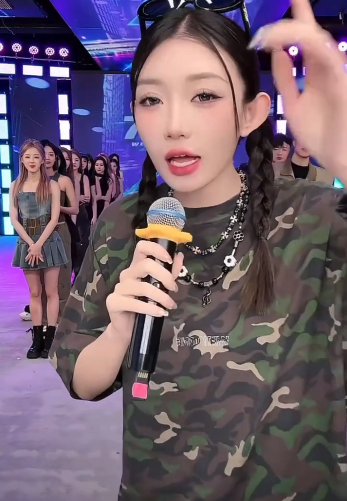 牌牌琦让小伊伊怀孕二胎后退网?大美玩吃鸡游戏声音被当成小学生(图4) 牌牌琦让小伊伊怀孕二胎后退网?大美玩吃鸡游戏声音被当成小学生(图4)