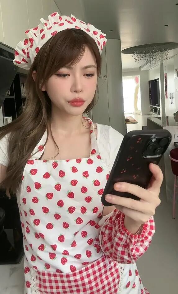 周淑怡厨娘做饭惨遭封禁,竖中指抗议超管:是不是以为我没穿?(图3) 周淑怡厨娘做饭惨遭封禁,竖中指抗议超管:是不是以为我没穿?(图3)