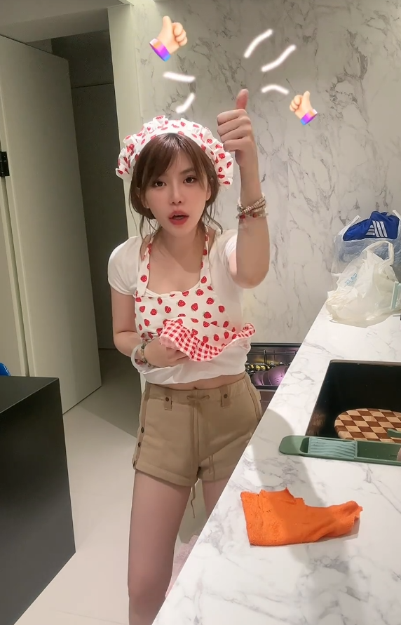 周淑怡厨娘做饭惨遭封禁,竖中指抗议超管:是不是以为我没穿?(图7) 周淑怡厨娘做饭惨遭封禁,竖中指抗议超管:是不是以为我没穿?(图7)