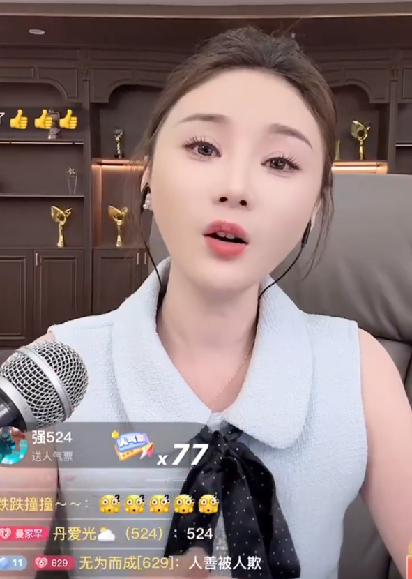 韦雪自曝经济困难,2000块都掏不出?沈曼喊话:不需要朋友,拼到今天靠的是自己(图2) 韦雪自曝经济困难,2000块都掏不出?沈曼喊话:不需要朋友,拼到今天靠的是自己(图2)