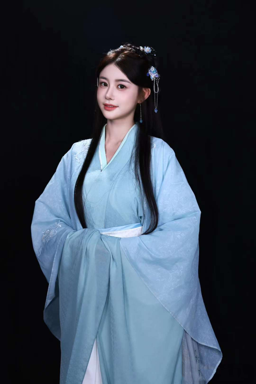 兰梦莎进古装剧组，晒片花定妆照片，文儿透露跟YY洽谈续约事宜(图2)