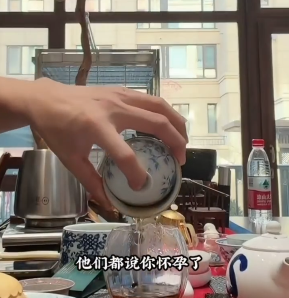 网红韩安冉开拍短剧,自曝片酬5000,崔阿扎被传怀孕?天佑辟谣:她就是胖了!(图4) 网红韩安冉开拍短剧,自曝片酬5000,崔阿扎被传怀孕?天佑辟谣:她就是胖了!(图4)