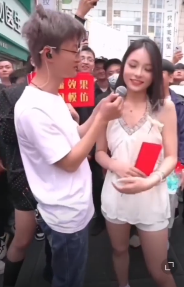 用红包“亲吻”女孩的脸,祁天道被指低俗直播,曾回应是雅俗共赏(图1) 用红包“亲吻”女孩的脸,祁天道被指低俗直播,曾回应是雅俗共赏(图1)