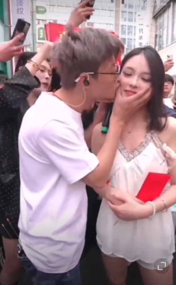 用红包“亲吻”女孩的脸,祁天道被指低俗直播,曾回应是雅俗共赏(图2) 用红包“亲吻”女孩的脸,祁天道被指低俗直播,曾回应是雅俗共赏(图2)