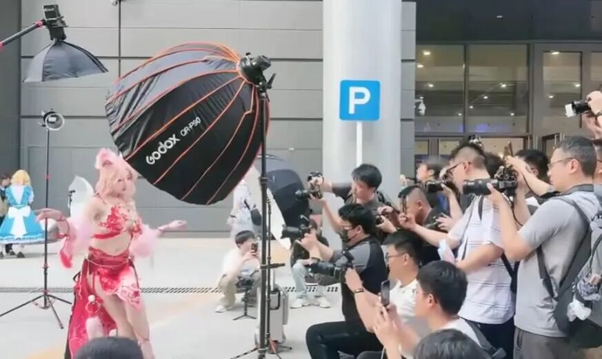 服装太大胆？米娜漫展Cos被超管盯上，接连遭“连环封禁”(图2)