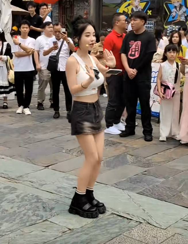 冯提莫身材变得“有料”,网友晒出早期照片对比,小身板能支撑吗(图4) 冯提莫身材变得“有料”,网友晒出早期照片对比,小身板能支撑吗(图4)