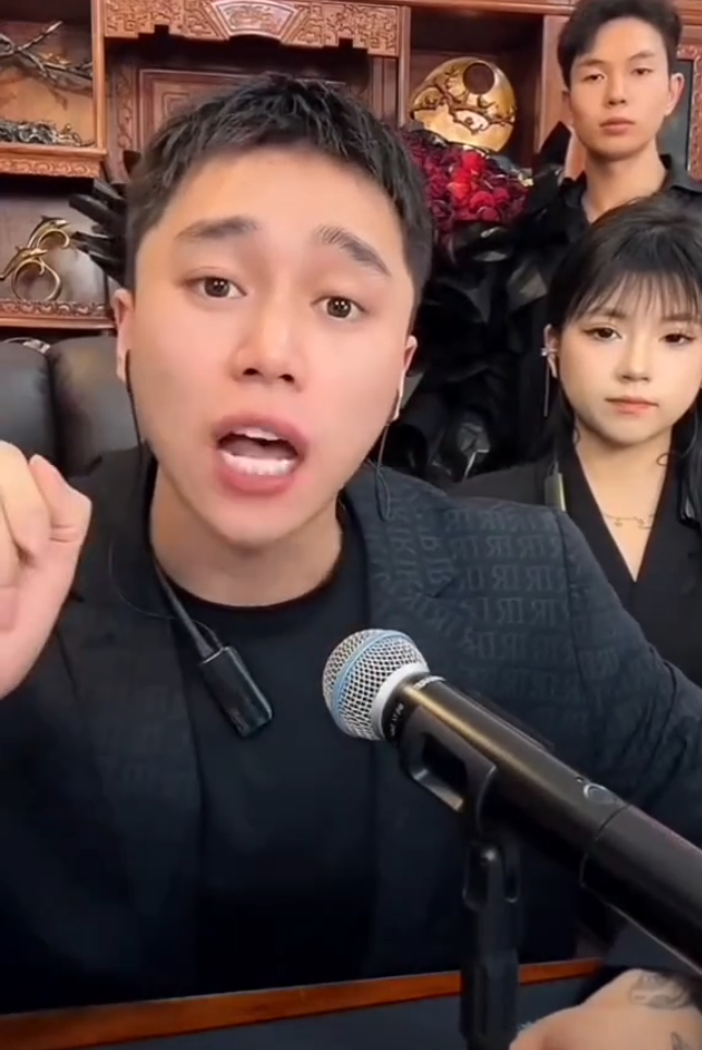 刘二狗吐槽十三姨不是一线主播,二驴封号成熟,回归老百姓生活(图1) 刘二狗吐槽十三姨不是一线主播,二驴封号成熟,回归老百姓生活(图1)