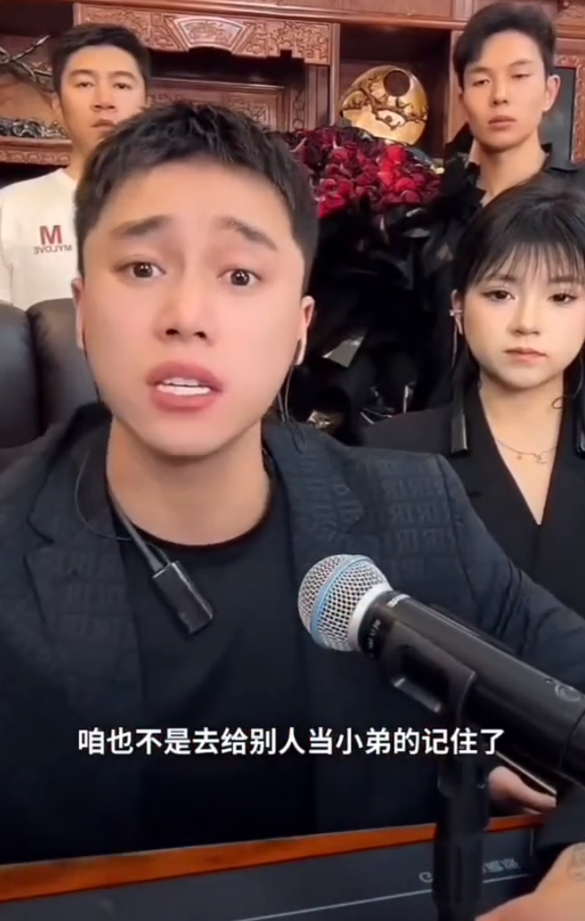 刘二狗吐槽十三姨不是一线主播,二驴封号成熟,回归老百姓生活(图2) 刘二狗吐槽十三姨不是一线主播,二驴封号成熟,回归老百姓生活(图2)