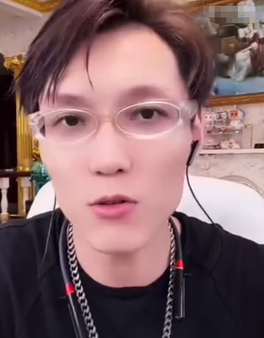 刘二狗吐槽十三姨不是一线主播,二驴封号成熟,回归老百姓生活(图3) 刘二狗吐槽十三姨不是一线主播,二驴封号成熟,回归老百姓生活(图3)