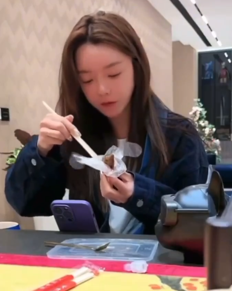 天佑复出开拍短剧,与崔阿扎关系暧昧,调侃保证不会让其怀孕(图7) 天佑复出开拍短剧,与崔阿扎关系暧昧,调侃保证不会让其怀孕(图7)