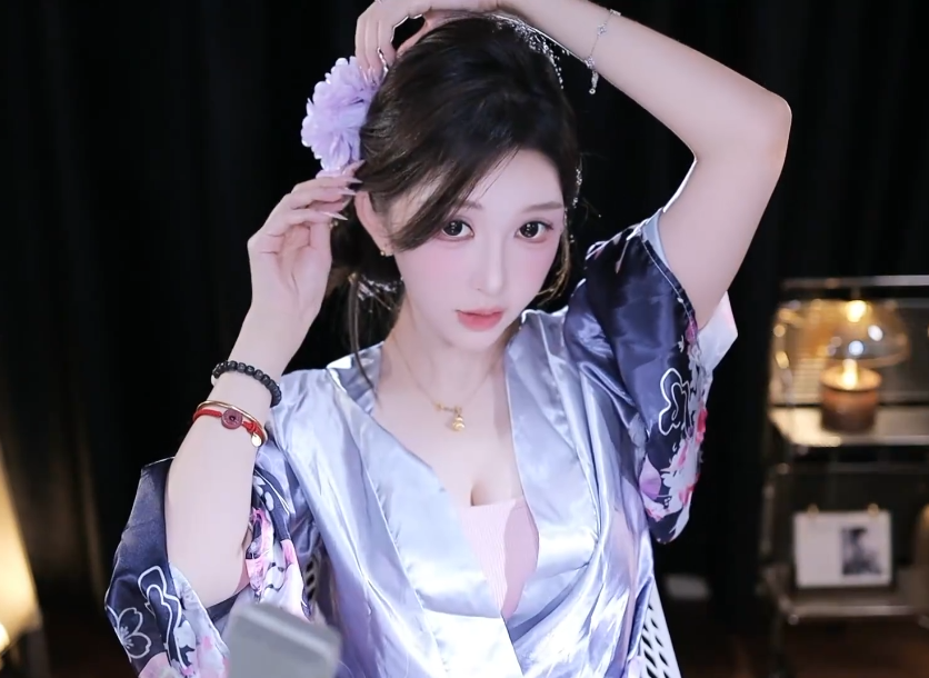 女主播自曝“被骗”700万?仅买水晶花百万,以前一周抵现在一月(图1) 女主播自曝“被骗”700万?仅买水晶花百万,以前一周抵现在一月(图1)
