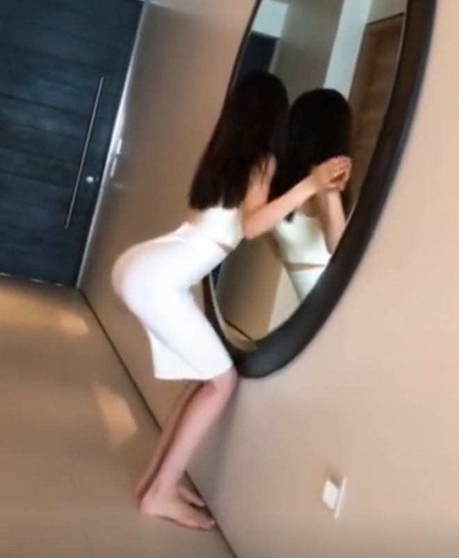 吃柠檬挑战被指擦边,众美女网红争相模仿,非得榨汁张大嘴去接?(图1) 吃柠檬挑战被指擦边,众美女网红争相模仿,非得榨汁张大嘴去接?(图1)