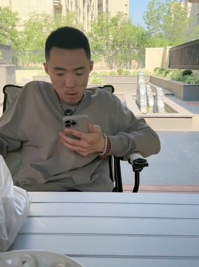 天佑:有女人跟着我说明我值得,二子爷:辛巴但凡骂我一句,我能骂他一辈子(图1) 天佑:有女人跟着我说明我值得,二子爷:辛巴但凡骂我一句,我能骂他一辈子(图1)