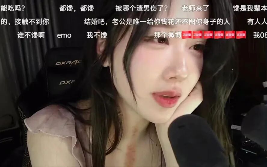 男人都“馋我身子”不结婚,轩子晒妈妈照片,自证颜值遗传非整容(图4) 男人都“馋我身子”不结婚,轩子晒妈妈照片,自证颜值遗传非整容(图4)