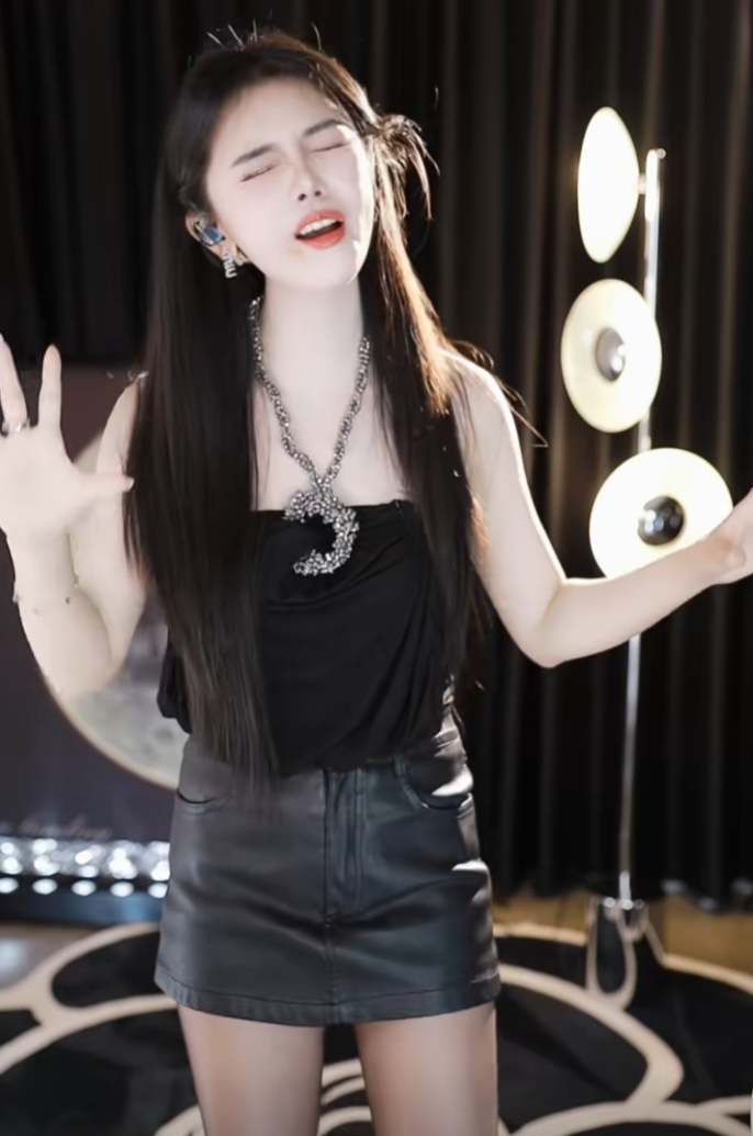清纯玉女微凉尝试擦边?小U哈回应签约哲领,哲哥不一定会挖我?(图1) 清纯玉女微凉尝试擦边?小U哈回应签约哲领,哲哥不一定会挖我?(图1)