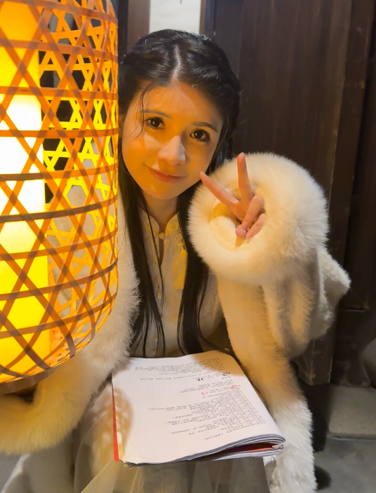 狗头萝莉开始拍片了,从“擦边”网红到短剧女主,这是好起来了(图4) 狗头萝莉开始拍片了,从“擦边”网红到短剧女主,这是好起来了(图4)