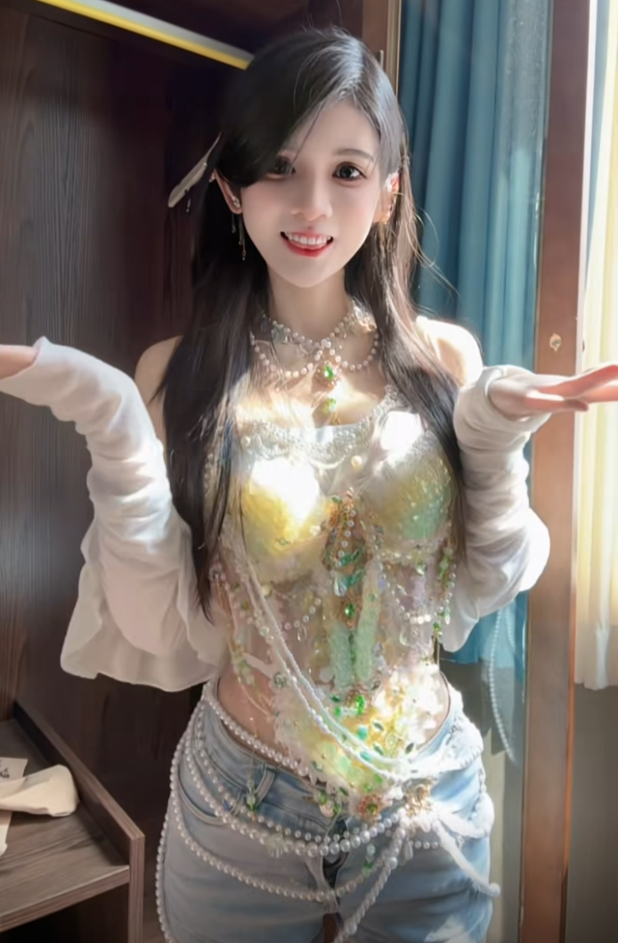 这算成功“上岸”了吧,狗头萝莉录制卫视综艺,仅用2年转型翻身(图2) 这算成功“上岸”了吧,狗头萝莉录制卫视综艺,仅用2年转型翻身(图2)