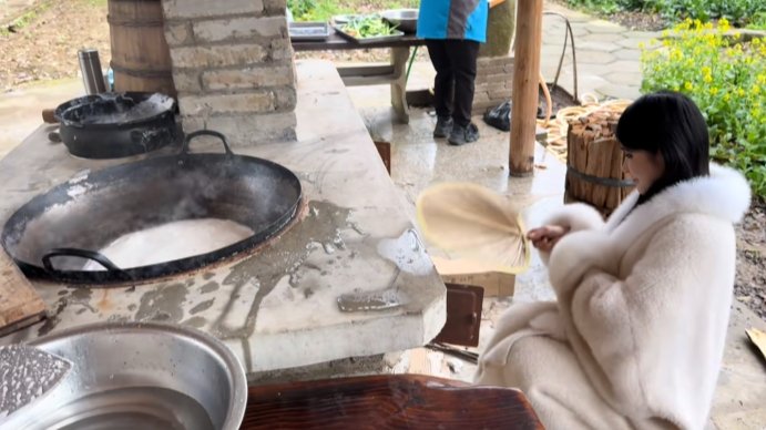这算成功“上岸”了吧,狗头萝莉录制卫视综艺,仅用2年转型翻身(图7) 这算成功“上岸”了吧,狗头萝莉录制卫视综艺,仅用2年转型翻身(图7)