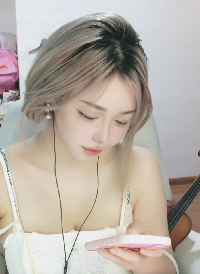 从“胸是假的”到“包养”，刘飞儿损招应对，骚扰者私信被曝光(图1)