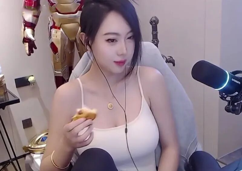 女主播自信身材比拼,能与米娜五五开?网友:大归大魅惑不足(图1) 女主播自信身材比拼,能与米娜五五开?网友:大归大魅惑不足(图1)