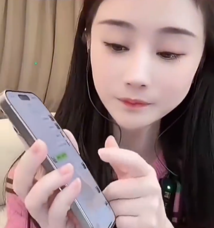 沈曼翻脸比翻书还快?又拿方丈炒热度?天佑、崔阿扎被禁止KS露脸?(图1) 沈曼翻脸比翻书还快?又拿方丈炒热度?天佑、崔阿扎被禁止KS露脸?(图1)