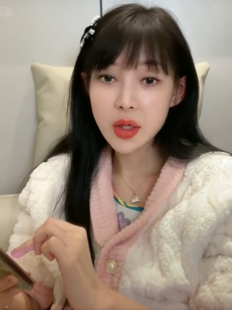 郭美美又“作妖”?直播间卖“泰国娃娃”被封,饭思思停播真相曝光!合约到期(图3) 郭美美又“作妖”?直播间卖“泰国娃娃”被封,饭思思停播真相曝光!合约到期(图3)