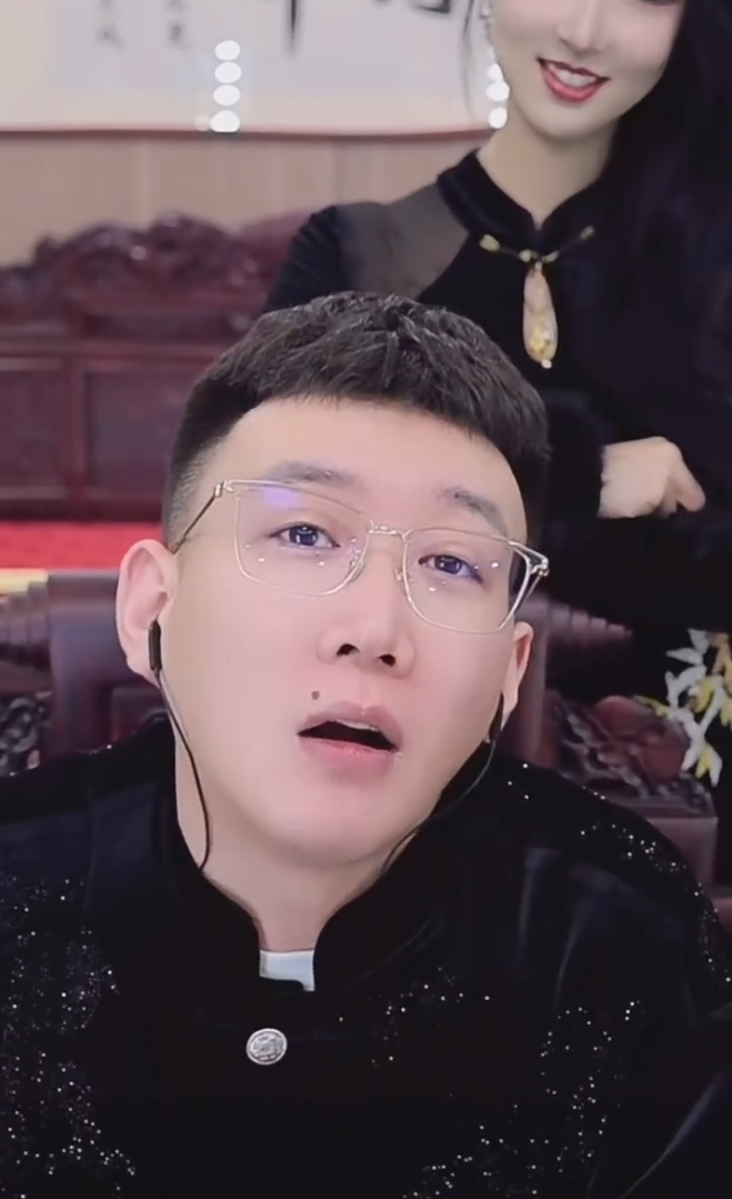 牌牌琦放话蒙圈妹:不续约就雪藏!小白龙情怀首秀,已加入十一公会?(图5) 牌牌琦放话蒙圈妹:不续约就雪藏!小白龙情怀首秀,已加入十一公会?(图5)