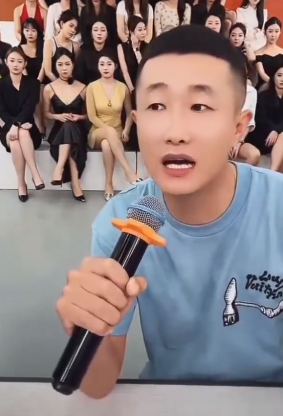 十年擦边为公益?小深深测试某音违规点!张二嫂怒撕陶大帅人设炒作(图1) 十年擦边为公益?小深深测试某音违规点!张二嫂怒撕陶大帅人设炒作(图1)
