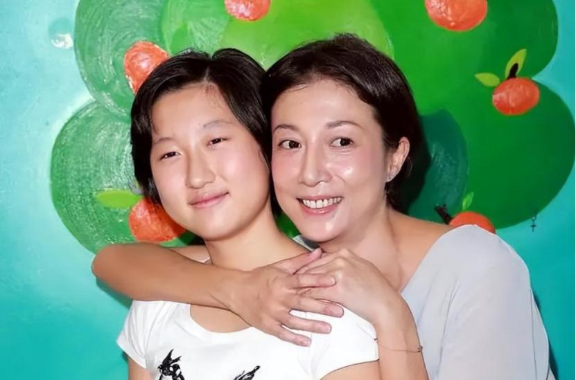 孩子成“照妖镜”？这6位明星整没整容，看孩子就知道了(图17)