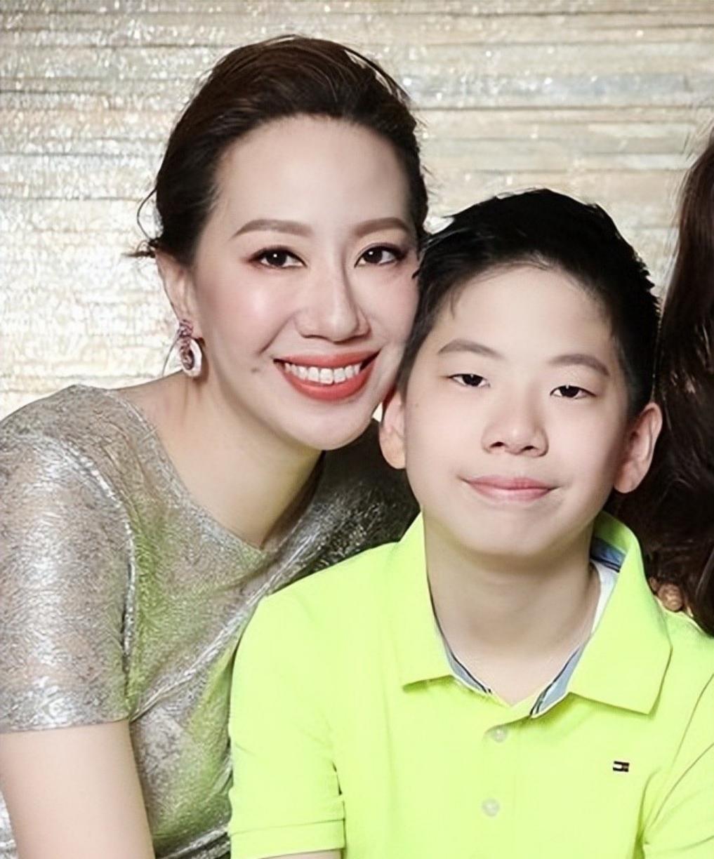 孩子成“照妖镜”？这6位明星整没整容，看孩子就知道了(图24)