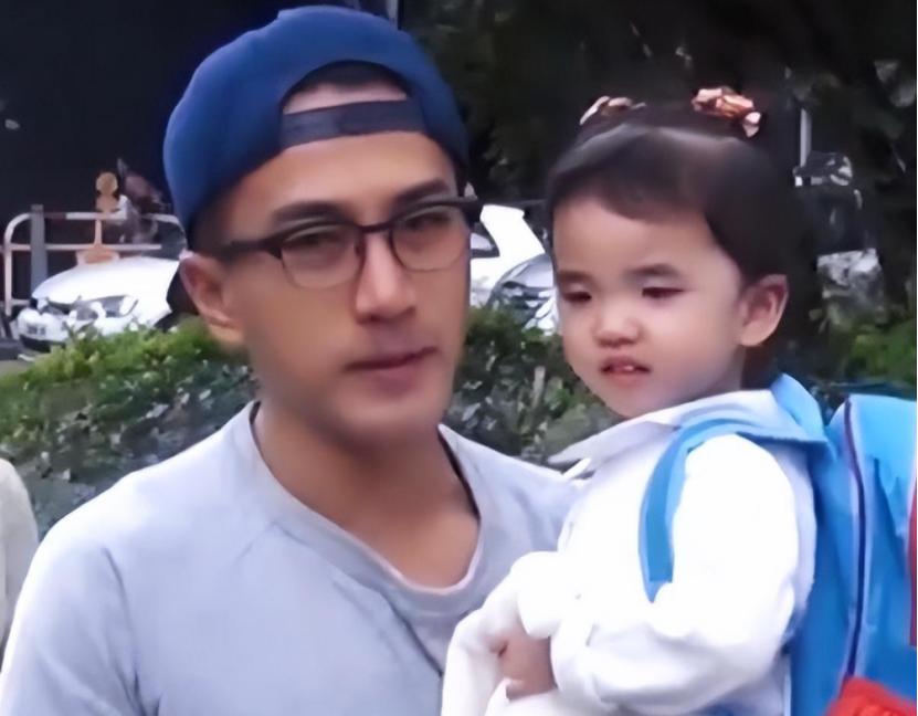 孩子成“照妖镜”？这6位明星整没整容，看孩子就知道了(图5)