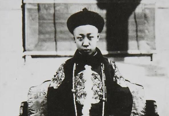和皇后婉容有染的侍卫，靠着溥仪给的400大洋，如今子孙身价过亿(图8)