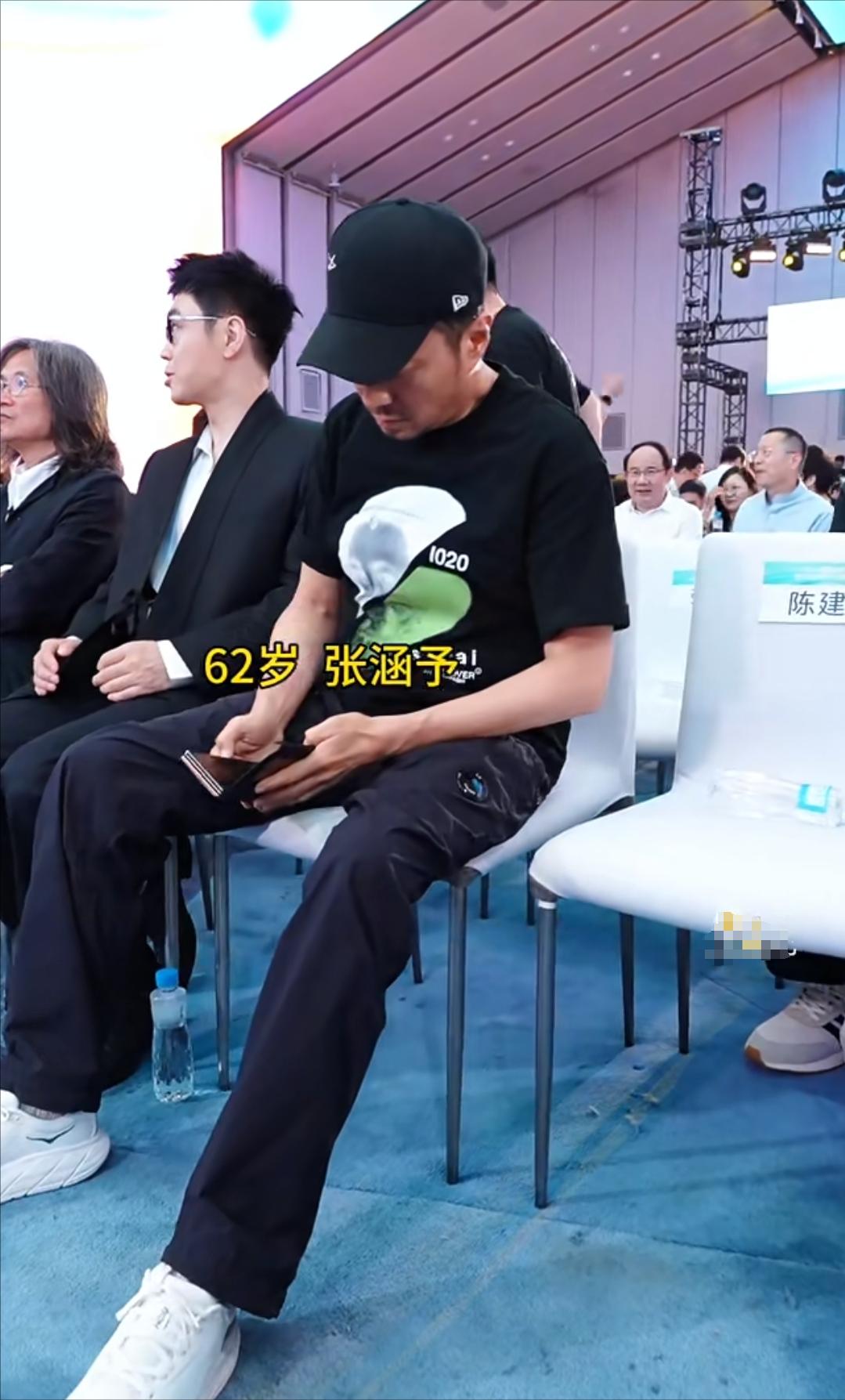 62岁张涵予现身北京发布会,浓眉大眼霸气十足,与刘劲握手寒暄(图3) 62岁张涵予现身北京发布会,浓眉大眼霸气十足,与刘劲握手寒暄(图3)