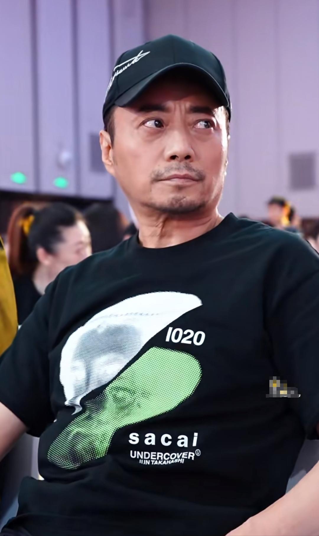 62岁张涵予现身北京发布会,浓眉大眼霸气十足,与刘劲握手寒暄(图4) 62岁张涵予现身北京发布会,浓眉大眼霸气十足,与刘劲握手寒暄(图4)