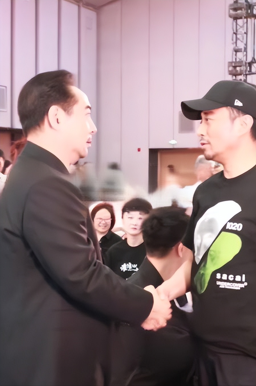 62岁张涵予现身北京发布会,浓眉大眼霸气十足,与刘劲握手寒暄(图7) 62岁张涵予现身北京发布会,浓眉大眼霸气十足,与刘劲握手寒暄(图7)