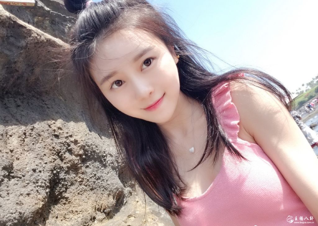 斗鱼直播当红人气主播欢欢女神生活写真照